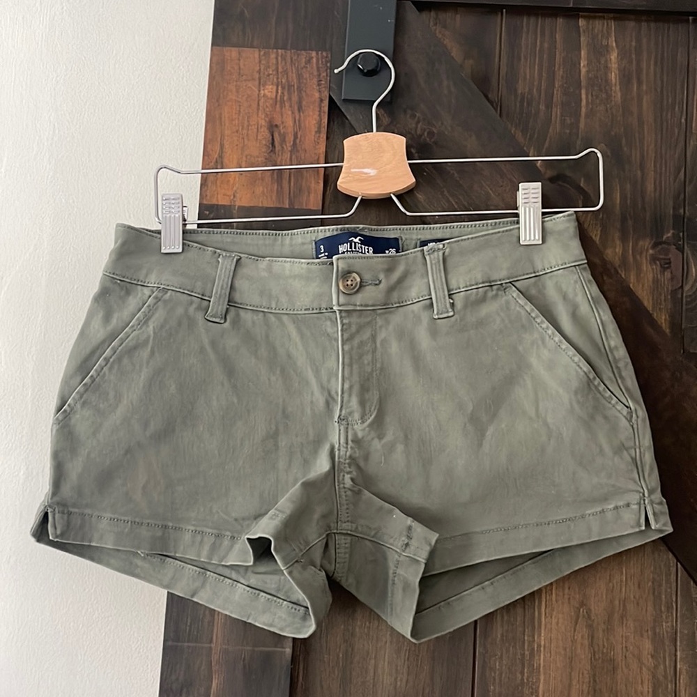 Khaki green mid rise short 3”